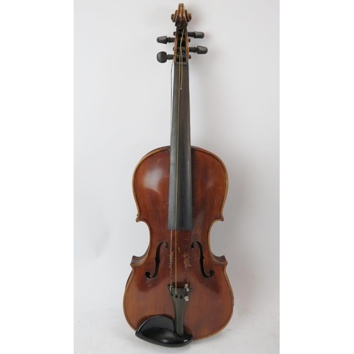 273 - A vintage violin with bow and case. Violin: 60 cm length.
Condition report: Some age related wear. V... 