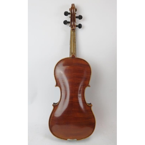 273 - A vintage violin with bow and case. Violin: 60 cm length.
Condition report: Some age related wear. V... 