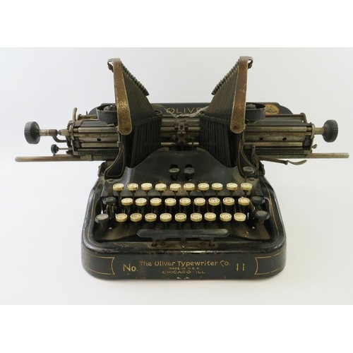 286 - A 1920's Oliver No 11 model 'Batwing' typewriter. 
Condition report: Untested.