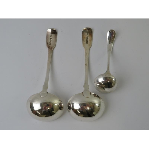 390 - A pair of George  III silver fiddle pattern sauce ladles, hallmarked for London 1821 (Geo III mark),... 