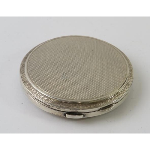 401 - A good quality 1960s silver powder compact complete with gauze and applicator, hallmarked for Birmin... 