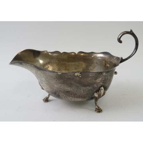 402 - A 1930 silver sauce boat with pie crust rim, hallmarked for Birmingham 1930, maker Adie Bros. Length... 