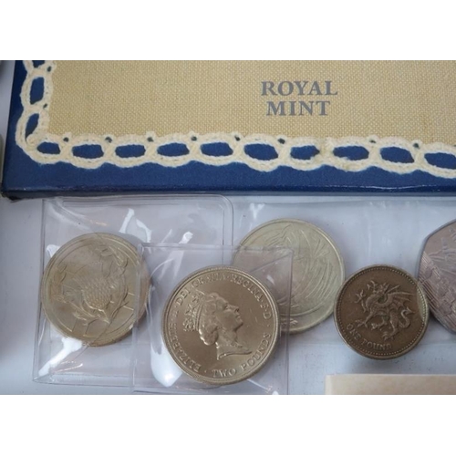 49 - An assorted group of British and World coins, late 18th-21st century. Commemorative coins and Georgi... 