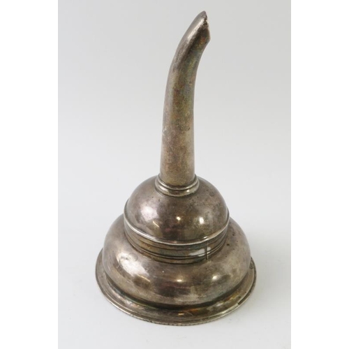 500A - A late 18th/early 19th century silver two part wine funnel with integral strainer. Bears worn hallma... 