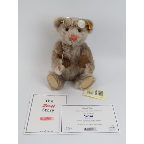 60 - A Steiff Danbury Mint exclusive ’Grandma Sylvia’ teddy bear. With buttoned yellow tag (854534). Full... 