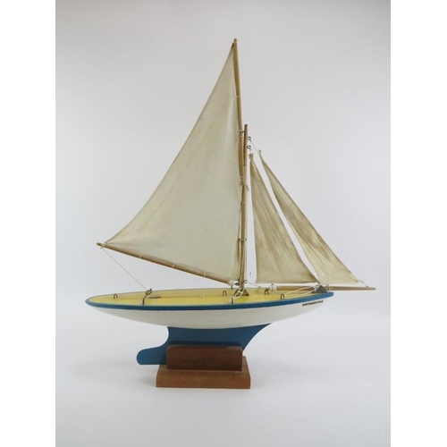 75 - A vintage ‘Southern Star’ pond sailing yacht by Star Yacht. Displayed on a stand. 61.8 cm length.
Co... 