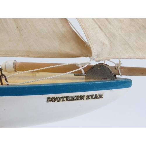 75 - A vintage ‘Southern Star’ pond sailing yacht by Star Yacht. Displayed on a stand. 61.8 cm length.
Co... 