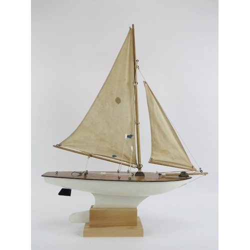 76 - A vintage pond sailing yacht by Star Yacht. Displayed on a stand. 52.2 cm length.
Condition report: ... 