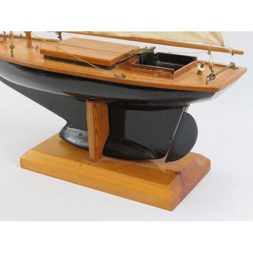 78 - A vintage Friendship Sloop pond sailing boat. Diagram/instructions included by the maker. 73 cm leng... 