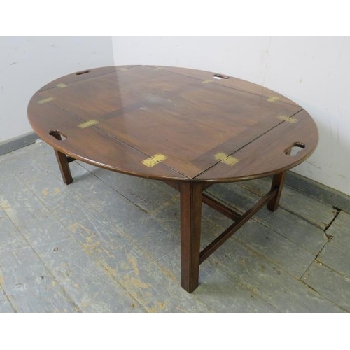 717 - A large vintage mahogany coffee table/butler’s tray in the Georgian taste, the folding sides with pi... 