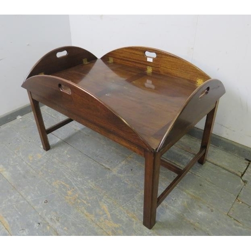 717 - A large vintage mahogany coffee table/butler’s tray in the Georgian taste, the folding sides with pi... 