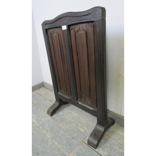 760 - A bespoke oak fire screen, incorporating two 17th century linen fold panels, on splayed supports.
H8... 