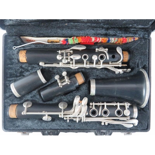 134 - A vintage cased clarinet by Armstrong, late 20th century. Box: 30.2 cm length.
Condition report: Som... 