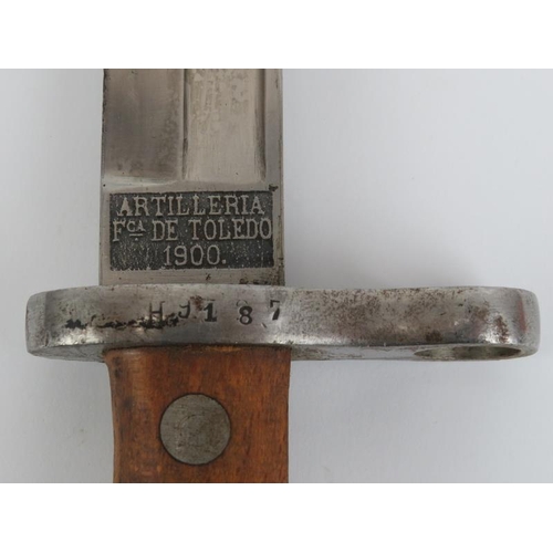 272 - A Spanish M1893 Mauser bayonet and scabbard. Ricasso marked ‘Artilleria Fca De Toledo 1900’. 40.8 cm... 