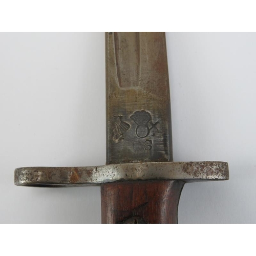 276 - A WWI era American Remington Model 1917 bayonet with scabbard. Marks to the ricasso. 58.3 cm total l... 