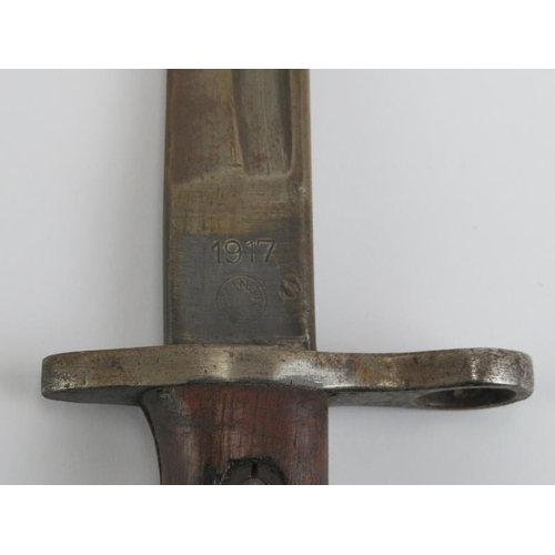 276 - A WWI era American Remington Model 1917 bayonet with scabbard. Marks to the ricasso. 58.3 cm total l... 