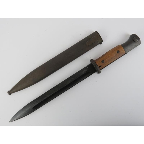 279 - A WWII era Spanish Mauser K98 bayonet with scabbard. Blade unmarked. 40.5 cm total length.
Condition... 