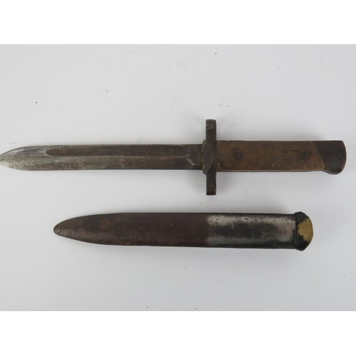 281 - An Italian Model 1938 Carcano bayonet with scabbard. 31.3 cm total length.
Condition report: Some ag... 