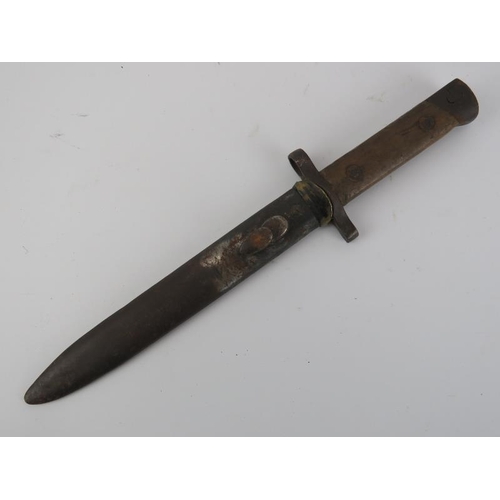 281 - An Italian Model 1938 Carcano bayonet with scabbard. 31.3 cm total length.
Condition report: Some ag... 