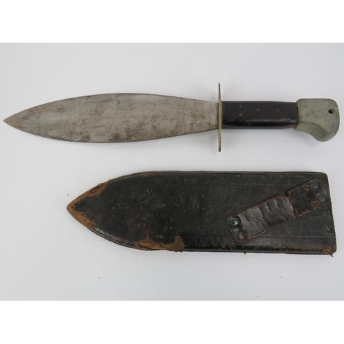 286 - A WWII British Army Issue Smatchet fighting knife. Four securing rivet grip variant. Blade: 27.9 cm ... 