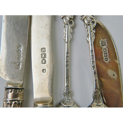 361 - Eight pieces of silver cutlery to include two silver bladed knives, a George III caddy spoon and sug... 