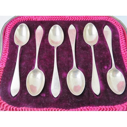 369 - A cased set of silver Edwardian teaspoons, hallmarked for London 1908, maker Manoah Rhodes & Sons (M... 