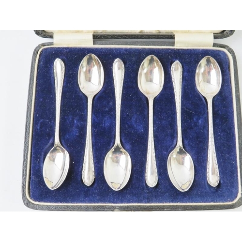 399 - A cased set of six silver coffee spoons, hallmarked for Sheffield 1921, maker Phillip Hanson Abbot, ... 