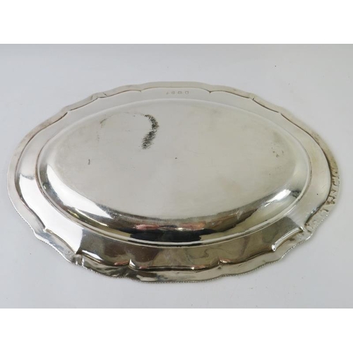 402 - A fine George III silver platter with gadrooned rim and engraved crest (very rubbed). Hallmarked for... 