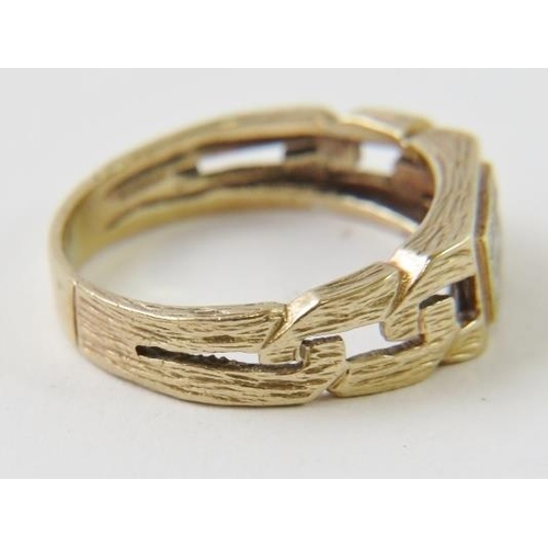 499 - A 1980s 9ct gold fashion ring with chain style shoulders and paste set panel. Hallmarked for London ... 