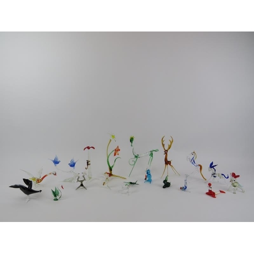 61 - A group of vintage hand blown glass animals. (19 items) 18.2 cm tallest height.
Condition report: Go... 