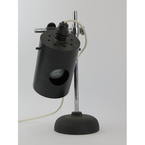 94 - A vintage height adjustable microscope light, 20th century. 34 cm height.
Condition report: Light ag... 