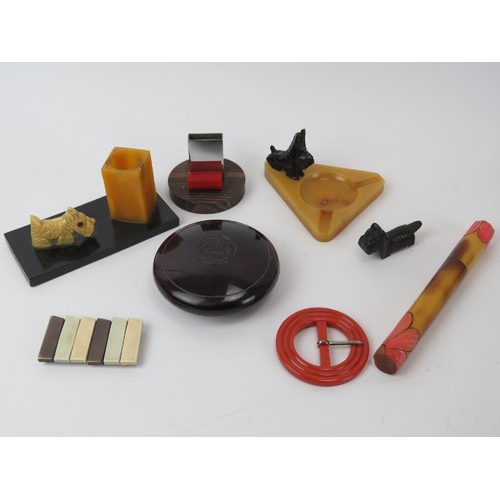 95 - A vintage group of bakelite and early plastic collectable items, early/mid 20th century. Notable ite... 