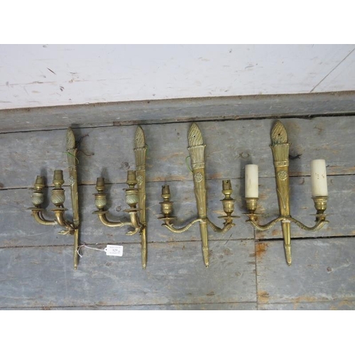 829 - A set of four vintage brass twin-branch wall sconces. They accept small bayonet type bulbs.
H34cm W1... 