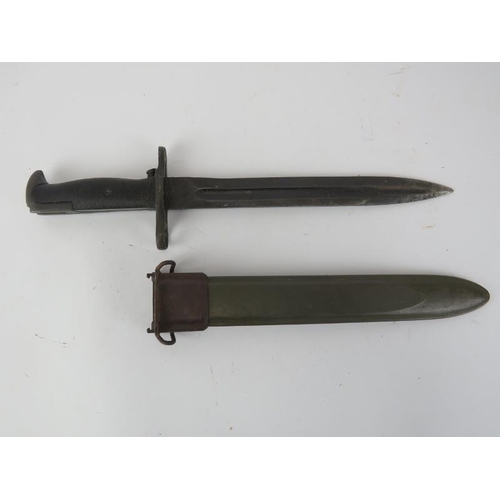 141 - A WWII era American M1 Garand bayonet and scabbard, circa 1943. 40 cm total length.
Condition report... 