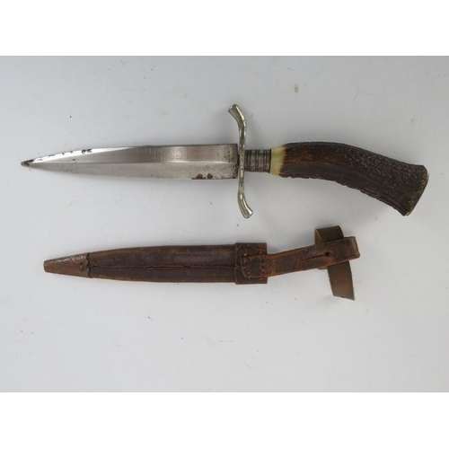 150 - A German WWI era hunting dagger with stag antler grip and leather scabbard, early 20th century. Blad... 