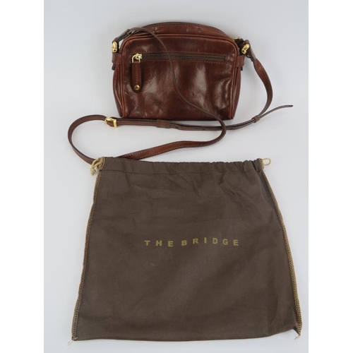 223 - The Bridge brown leather ’Story Donna’ crossbody handbag. Gold hardware with adjustable strap, zip c... 