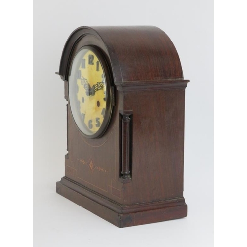 24 - An English marquetry inlaid mahogany mantel clock, early 20th century. 31.5 cm height. 
Condition re... 