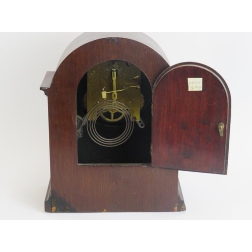 24 - An English marquetry inlaid mahogany mantel clock, early 20th century. 31.5 cm height. 
Condition re... 