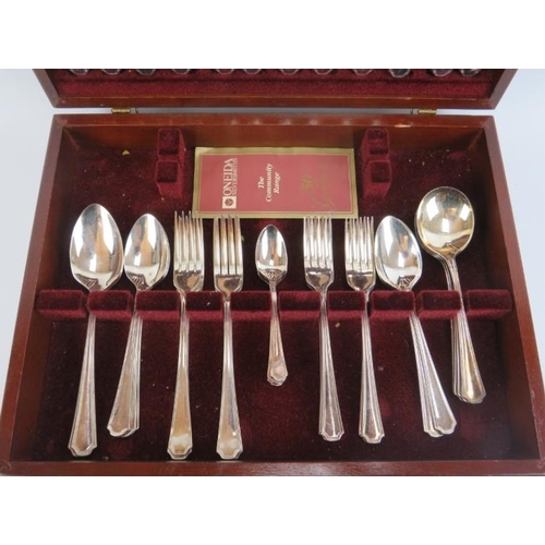 246 - A vintage Oneida silver plated flatware cutlery canteen, late 20th century. Case: 39.5 cm width.
Con... 