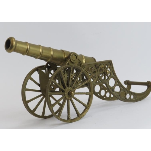 26 - A large vintage brass desktop cannon. 41 cm length.
Condition report: Light age related surface wear... 