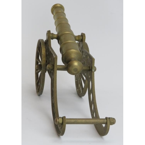 26 - A large vintage brass desktop cannon. 41 cm length.
Condition report: Light age related surface wear... 