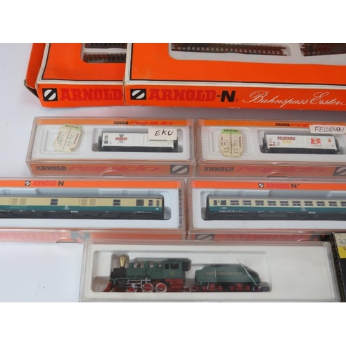 280 - A group of Arnold N Guage model trains, rolling stock and track with boxes. (Quantity)
Condition rep... 