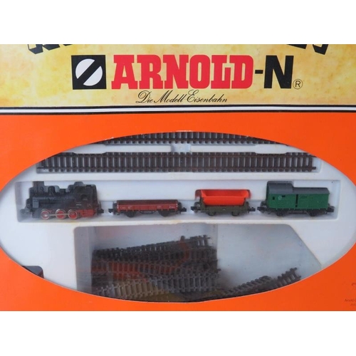 280 - A group of Arnold N Guage model trains, rolling stock and track with boxes. (Quantity)
Condition rep... 