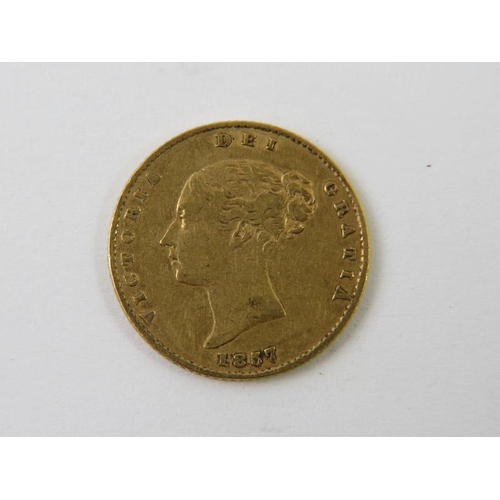 298 - A Queen Victoria gold half sovereign coin, 1857, shield back, young head. Approx 4.0 grams