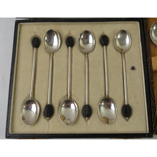 385 - Two cased sets of silver coffee bean teaspoons. Hallmarked for Birmingham 1921 and Sheffield 1939. A... 