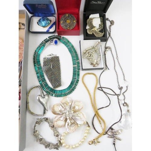 422 - A quantity of mainly costume fashion jewellery to include earrings, necklaces and bracelets. Pandora... 