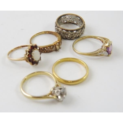 428 - A 22ct yellow gold wedding band, 3.6gms approx; and 5 other decorative rings to include amethyst and... 