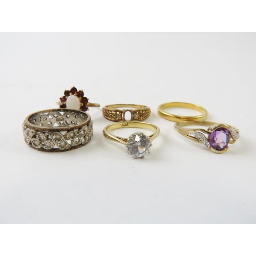 428 - A 22ct yellow gold wedding band, 3.6gms approx; and 5 other decorative rings to include amethyst and... 