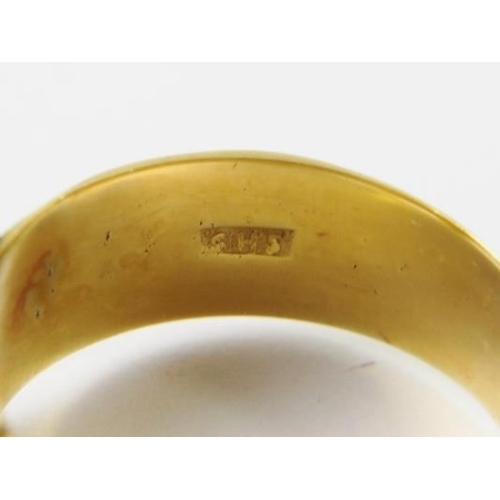 487 - An 18ct yellow gold buckle or belt ring all over engraved with foliate panels, hallmarked London 190... 