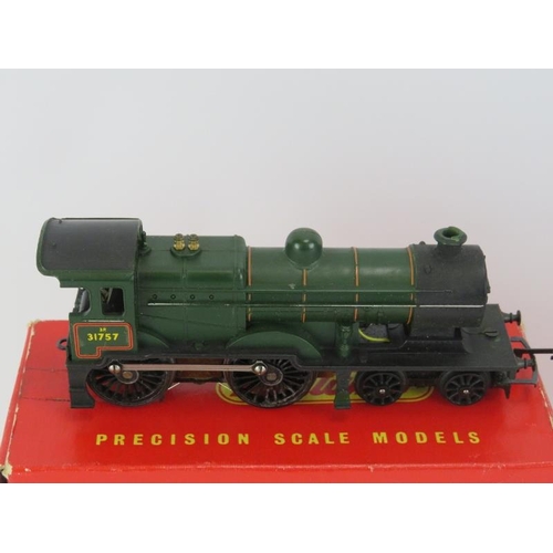 91 - A vintage Hornby Dublo guage 2206 locomotive and a tri-ang 00 guage Class L1 locomotive. Original bo... 